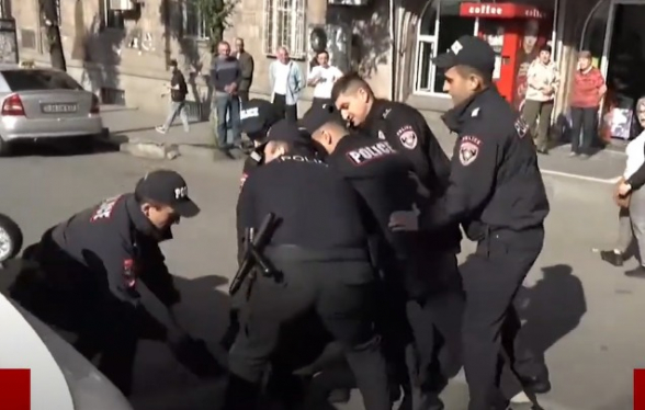 Полицейские снова применили в отношении протестующих грубую силу (видео)